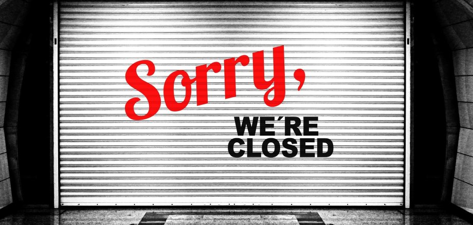 An dieser Stelle des Beitrages sieht man ein Garagentor mit der Aufschrift "Sorry were closed" was so viel wie "Entschuldigung wir haben geschlossen" bedeutet.