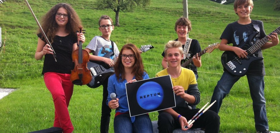 An dieser Stelle des Betrages, sieht man Kinder der "Musikschule des Landkreises Bernkastel-Wittlich" mit Instrumenten in der Hand.