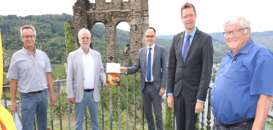 Staatssekretär Denis Alt übergibt 100.000 Euro Zuwendungsbescheid an die Stadt Traben-Trarbach für die Sicherung der Burganlage Grevenburg