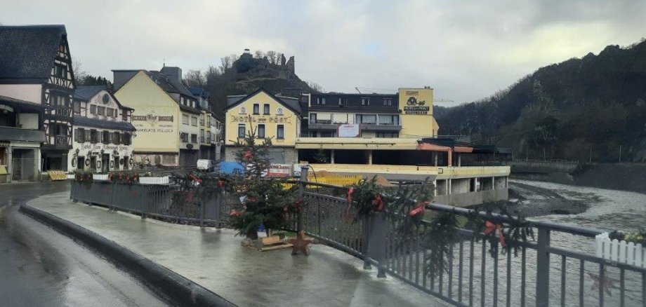 In diesem Bild hat man einen Blick von der Brücke in Altenahr, von dem man das Hotel zur Post und weitere Gebäude sieht.