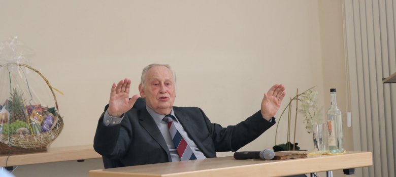 An dieser Stelle sieht man ein Bild von Prof. Dr. Erwin Schaaf, wie er redet und gestikuliert.
