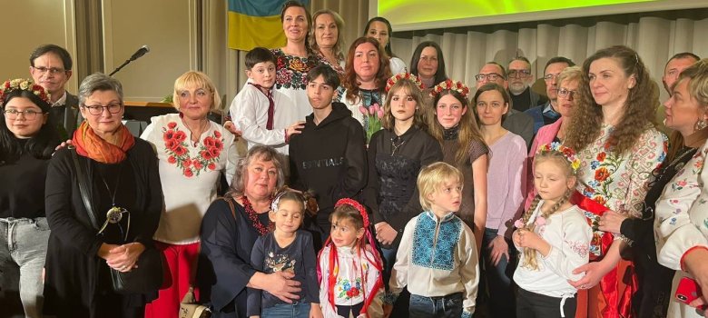 An dieser Stelle des Beitrages, sieht man ein Gruppenbild was gemacht wurde. Darauf sind viele der Ukrainer*innnen, die da waren zu sehen.